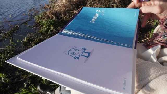 Le guide de déconnexion papier Hors-ligne ouvert sur le début de la semaine 1