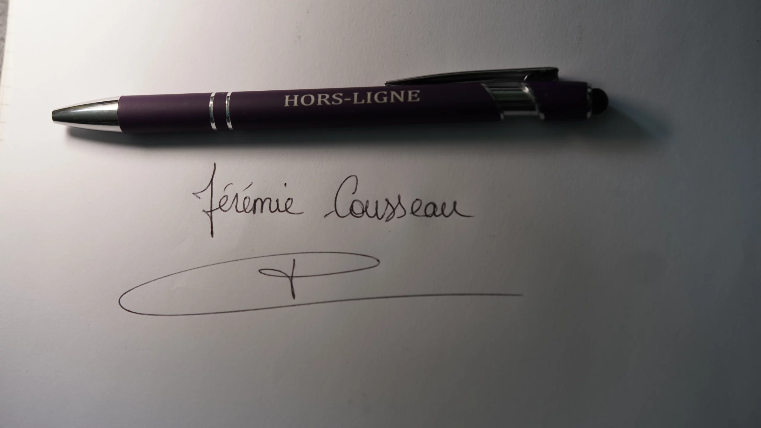 La signature manuelle du fondateur de Hors-ligne : 28 jours pour ralentir